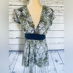 Women’s Medium Blouse Studio Y Green Gray Short Sleeves Silky Stretch Open Back